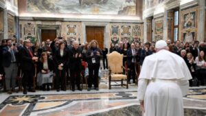 Il Papa ringrazia i giornalisti per la loro delicatezza nel parlare degli scandali nella Chiesa