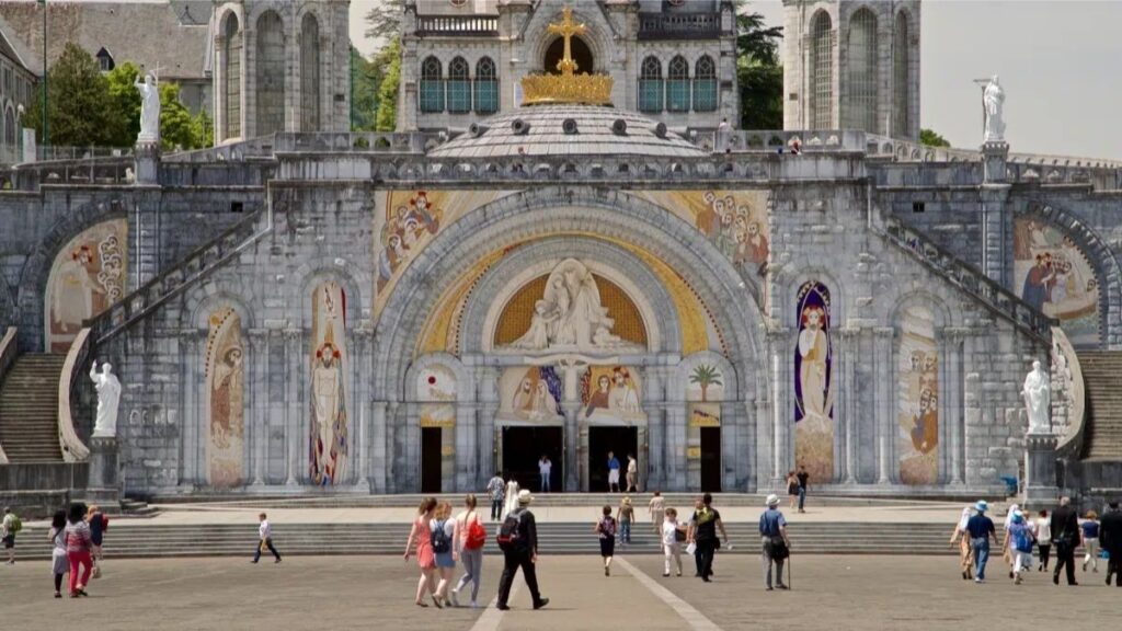 Il vescovo di Lourdes rimanda a primavera la decisione di rimuovere o meno i mosaici di Rupnik dal santuario