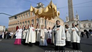 Un giovane papa porta la custodia: il Corpus a Roma recupera una tradizione dimenticata