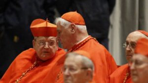 Leone XIV a Burke e Mamberti: «Aiutatemi a restaurare il diritto»