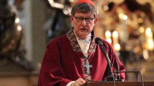 Cardinale Woelki, assolto dalla giustizia tedesca, affronta una nuova denuncia canonica dall’interno della Chiesa